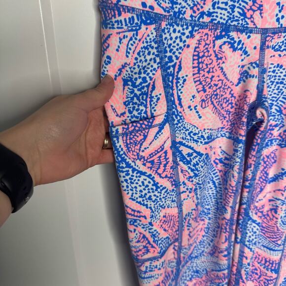 Lilly Pulitzer Luxletic Maybe Gator Pink Blue Mid Rise Pocket Leggings Size XXS - Picture 2 of 6